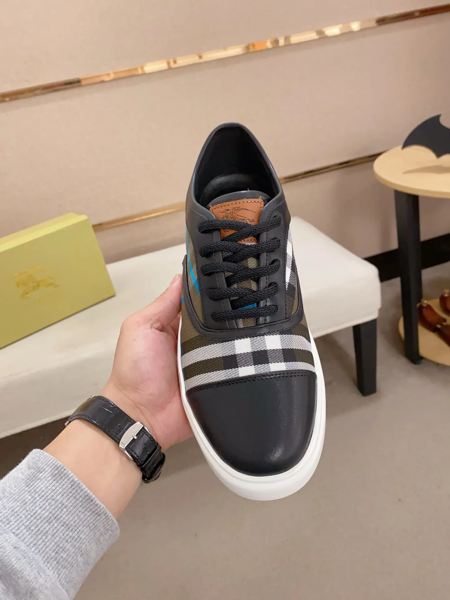Men's shoes💰: 400💰🇮🇹🇮🇹The counters are synchronized with BURBERRY's top purchasing agents🔍🔍Synchronized sales. Positive code number: 38-44. Italian imported cowhide with official website fabric. Fully imported sheepskin lining, sole: original sole provided by the original factory, exclusive movable molded sole, super comfortable, original factory follow-up goods, 🔍🔍high quality, you can enter and leave the counter at will, welcome to compare (can be customized 45)